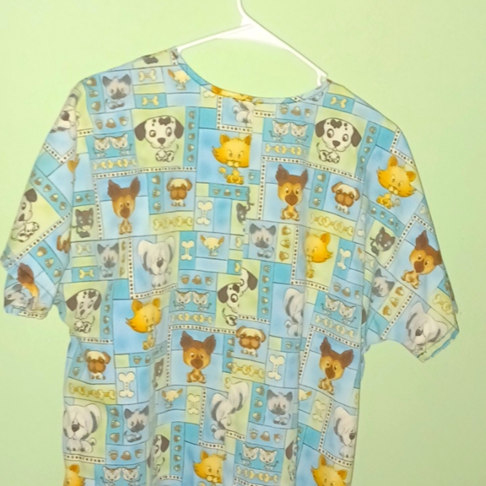 H.Q. scrub top - Picture 3 of 4